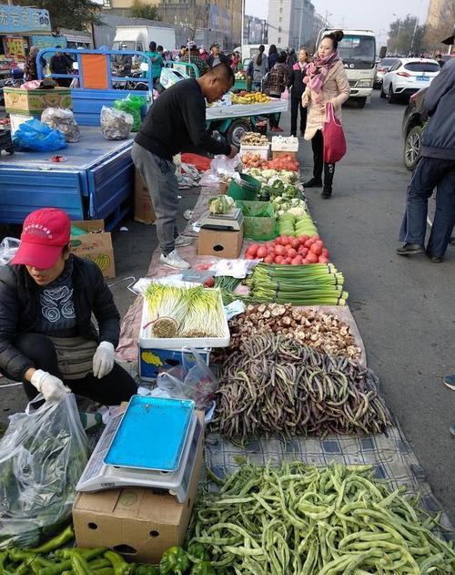 农村大街小巷卖蔬菜赚钱吗的相关图片