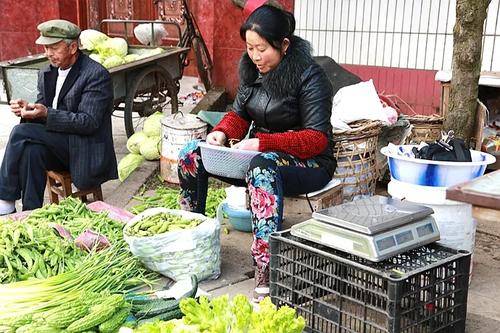 农村姑娘摆摊卖蔬菜视频的相关图片