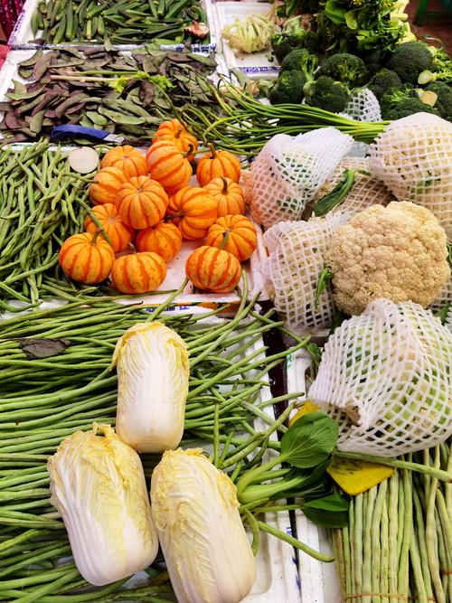 农村市场里的新鲜蔬菜的相关图片
